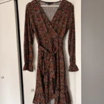 Featured thumbnail for Robe cache-cœur fleurie