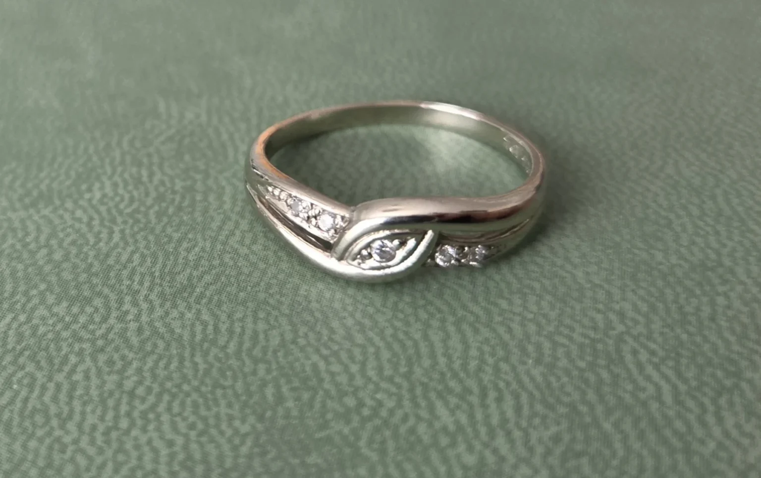 Featured image for Bague en or blanc massif 10K