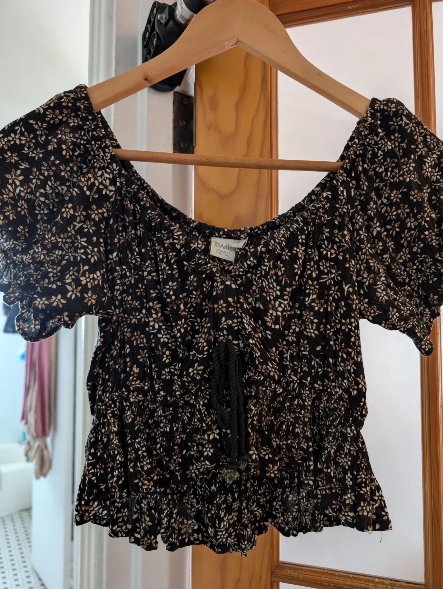 Featured image for Petit top fleuri brun