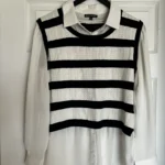 Featured thumbnail for Blouse blanche avec bandes bleu marine,  avec lainage intégré