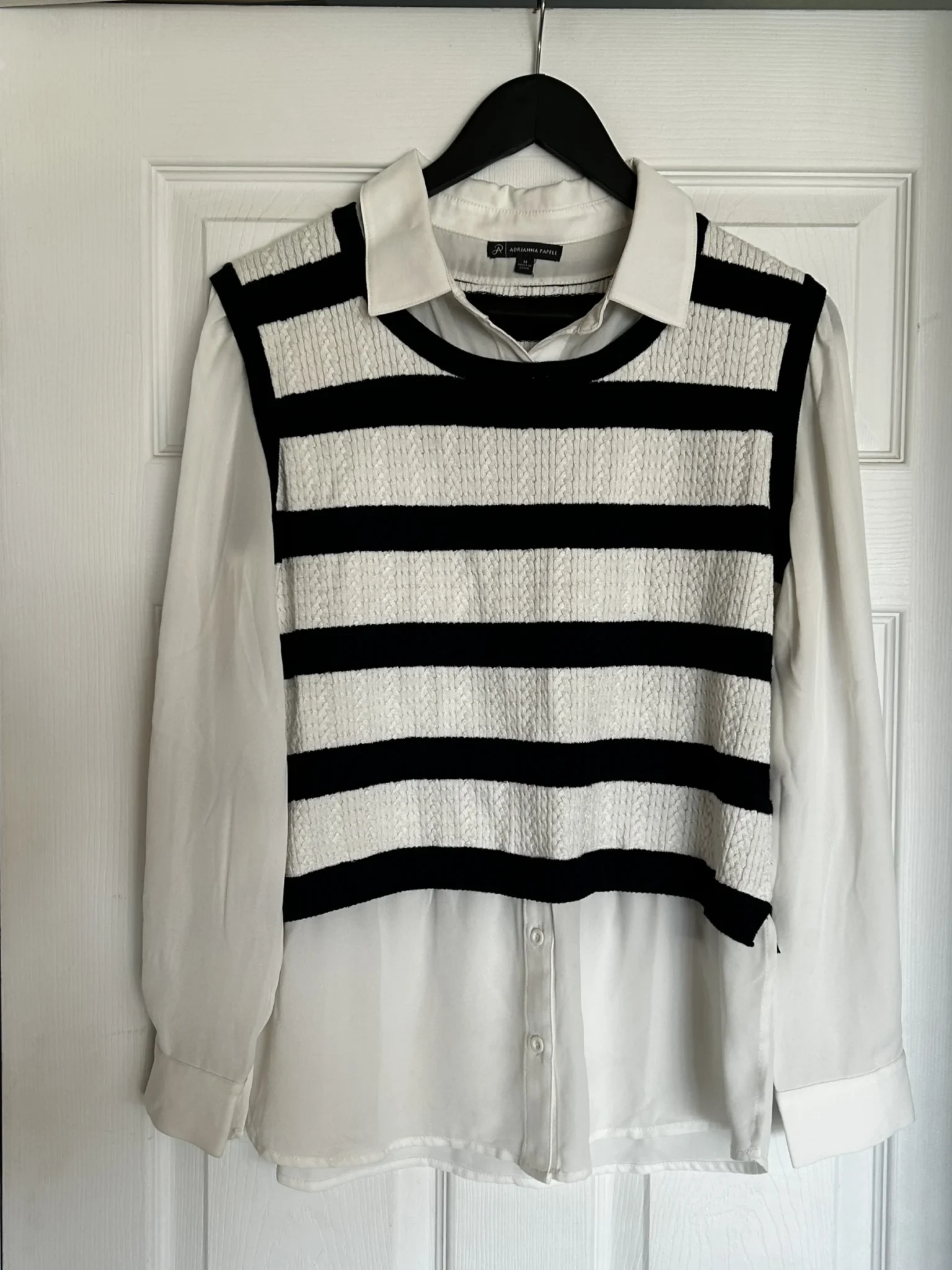 Featured image for Blouse blanche avec bandes bleu marine,  avec lainage intégré