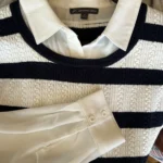 Thumbnail for Blouse blanche avec bandes bleu marine,  avec lainage intégré
