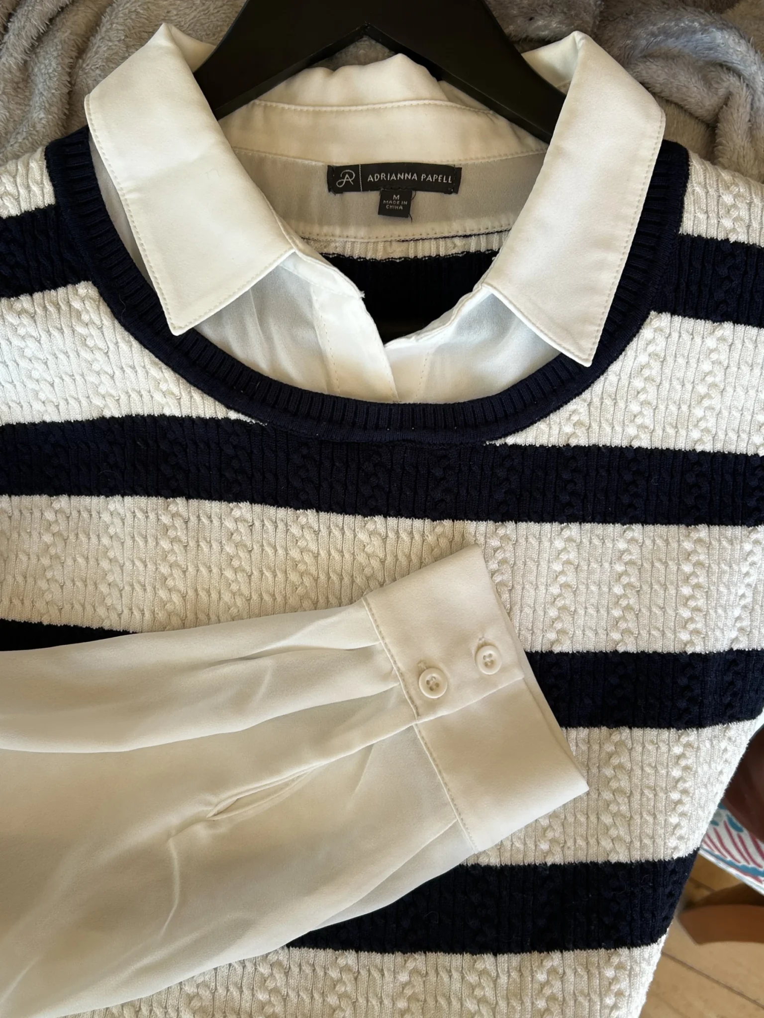 Image for Blouse blanche avec bandes bleu marine,  avec lainage intégré