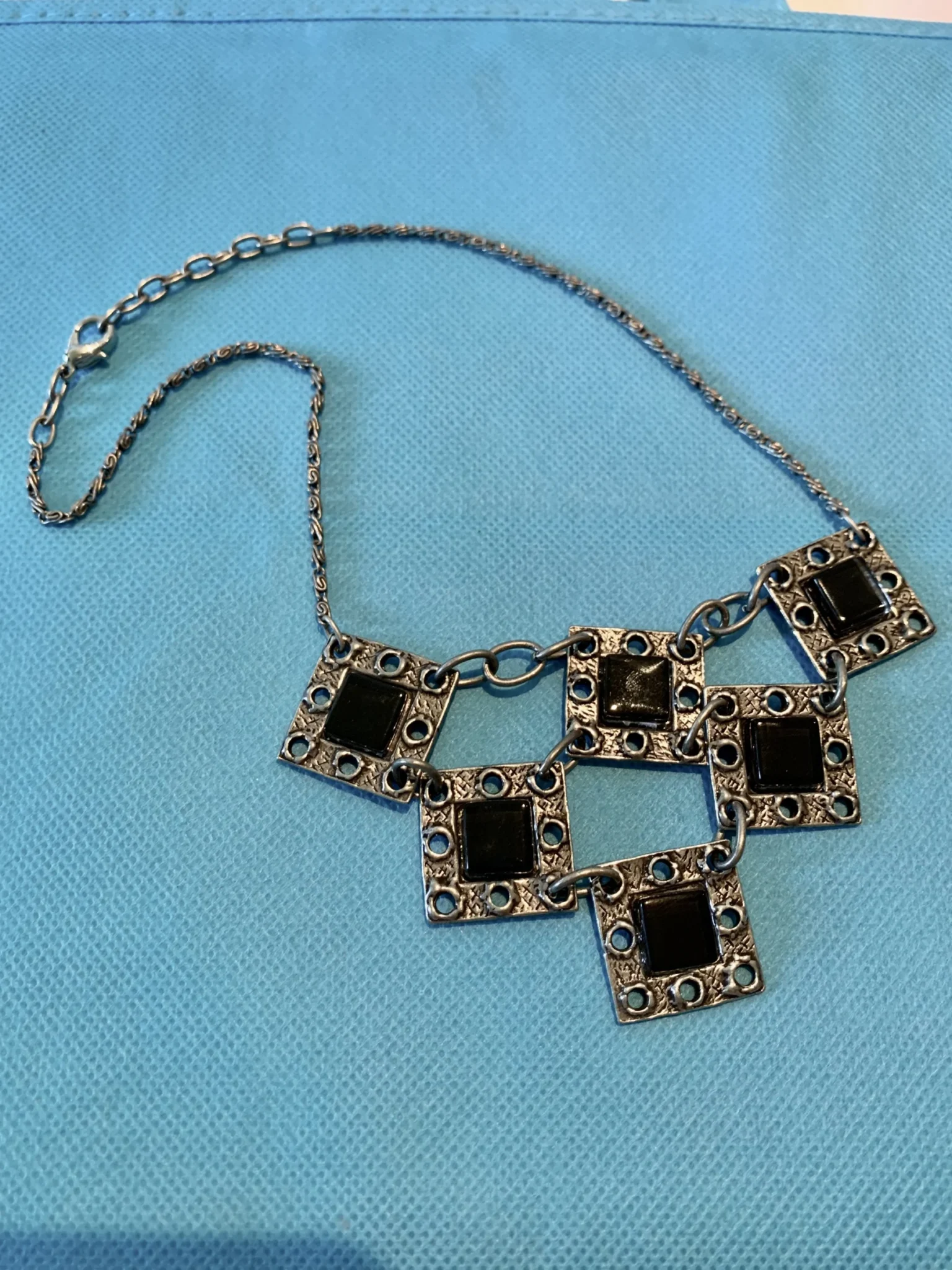 Featured image for Création de Patricia David - Collier avec panneaux noirs