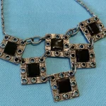 Thumbnail for Création de Patricia David - Collier avec panneaux noirs