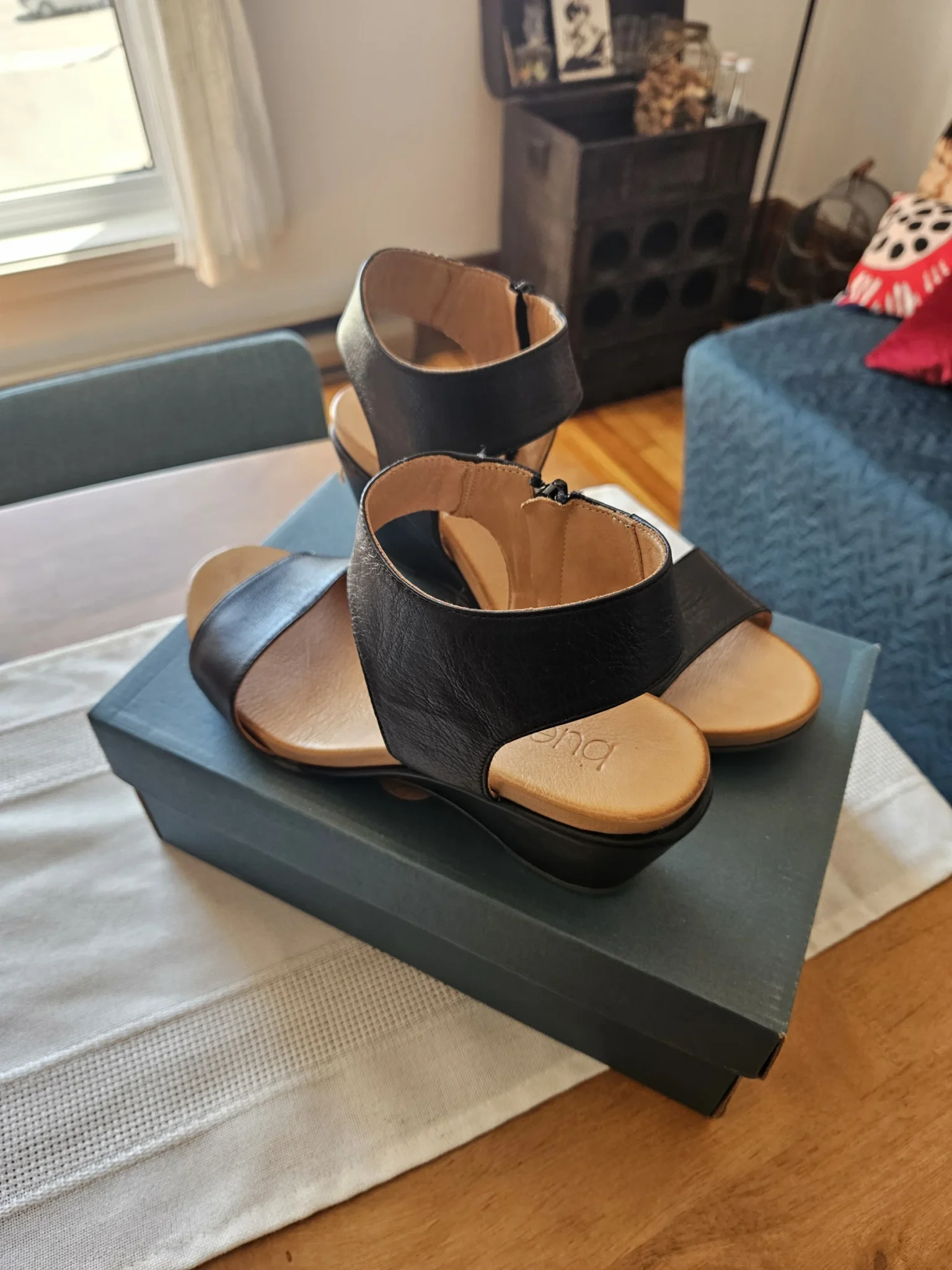 Featured image for Sandales en cuir à talon compensé (Bueno)