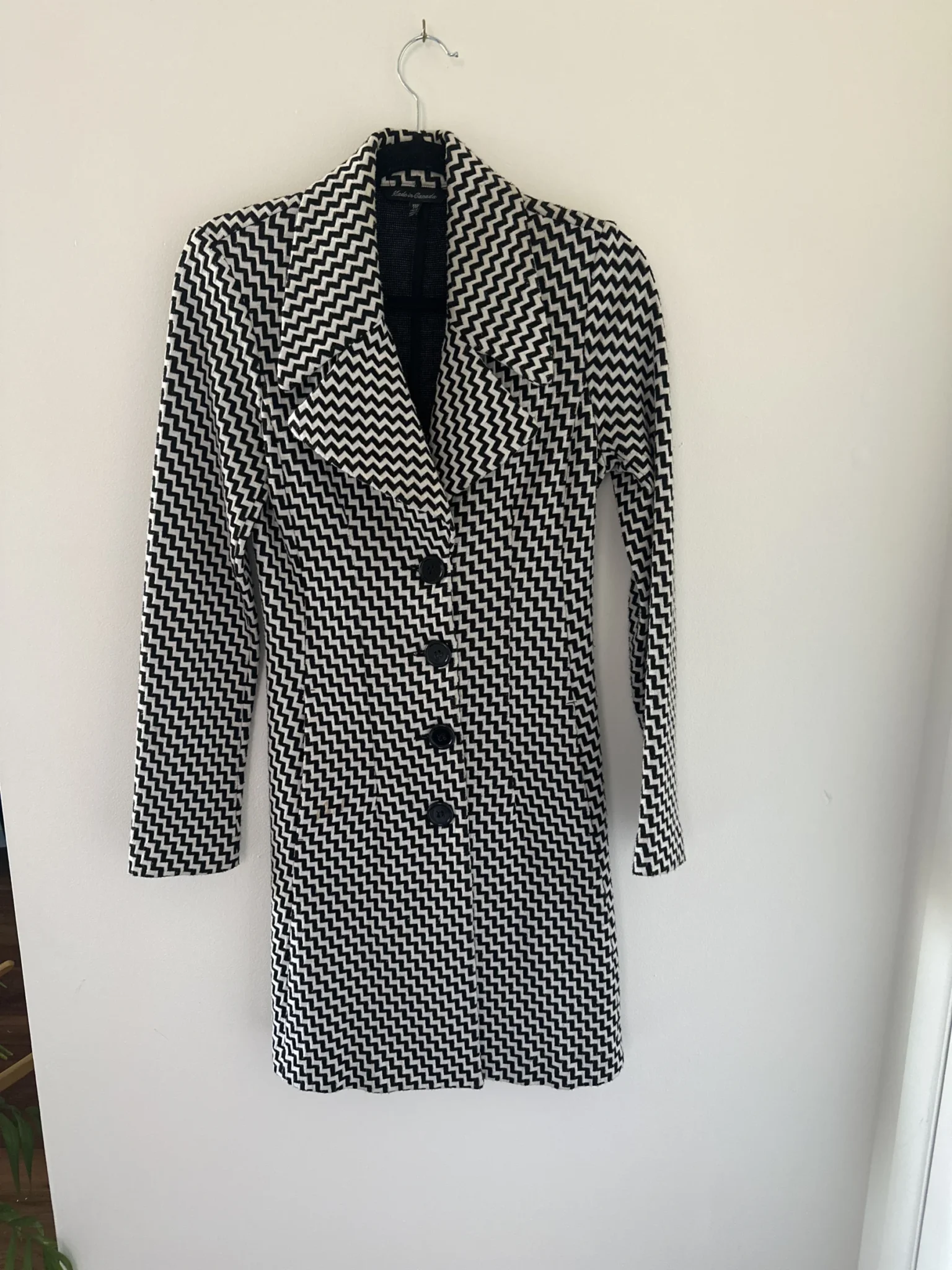 Featured image for Manteau mi-long noir et blanc Le Château