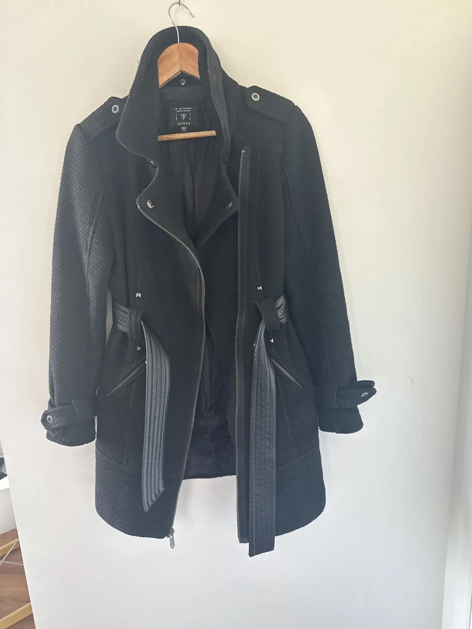 Featured image for Manteau automne-hiver noir Guess