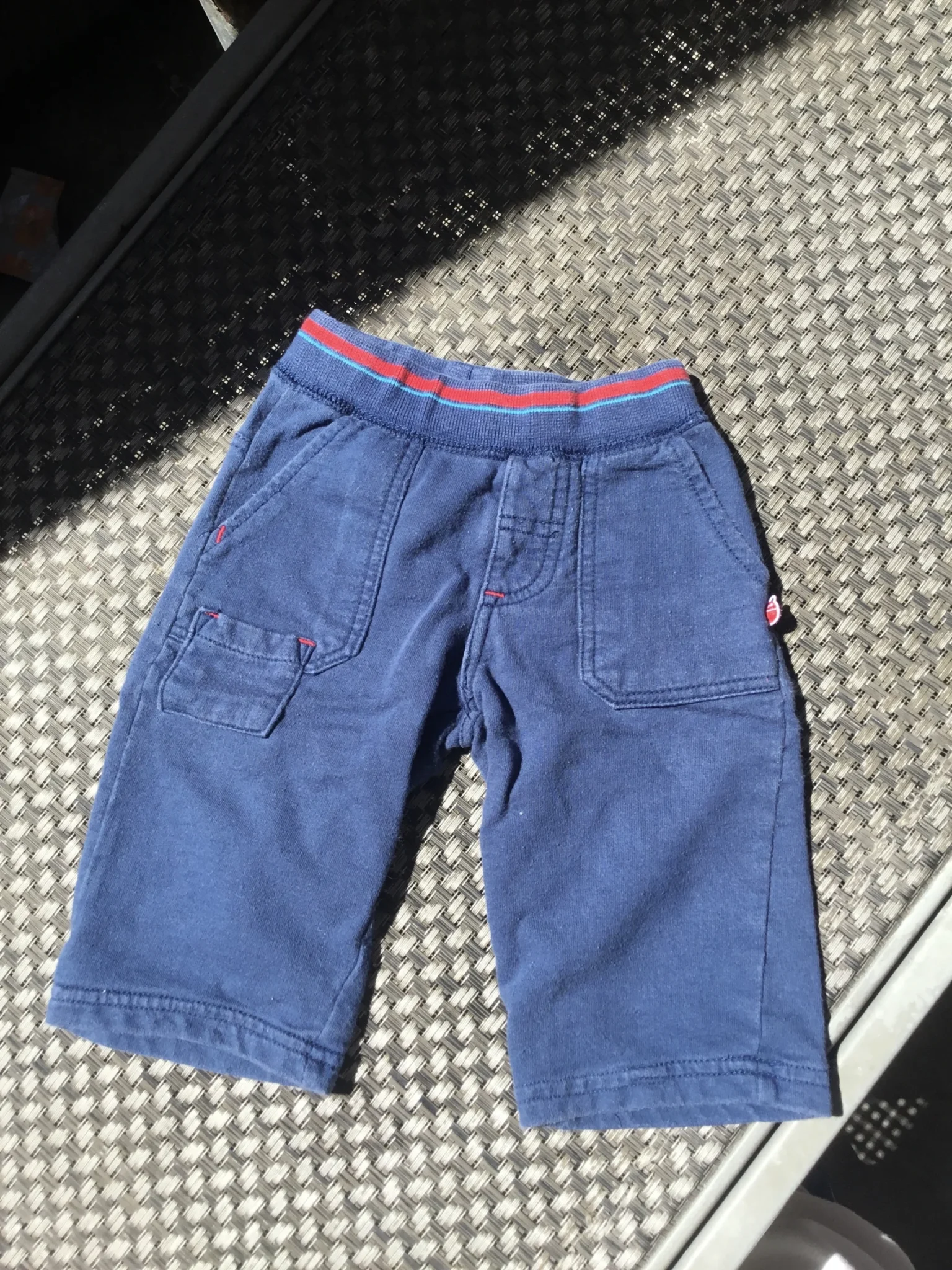 Featured image for Pantalon jogging bleu 9 mois (fait petit)