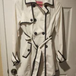 Featured thumbnail for Imperméable ivoire accent noir