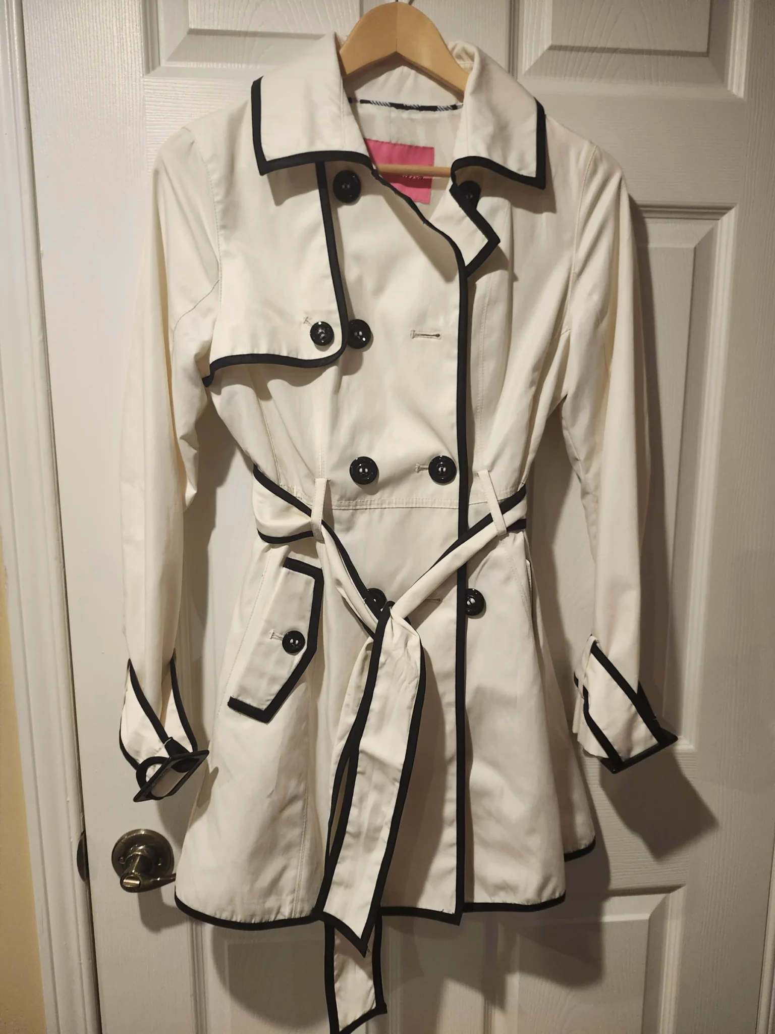 Featured image for Imperméable ivoire accent noir