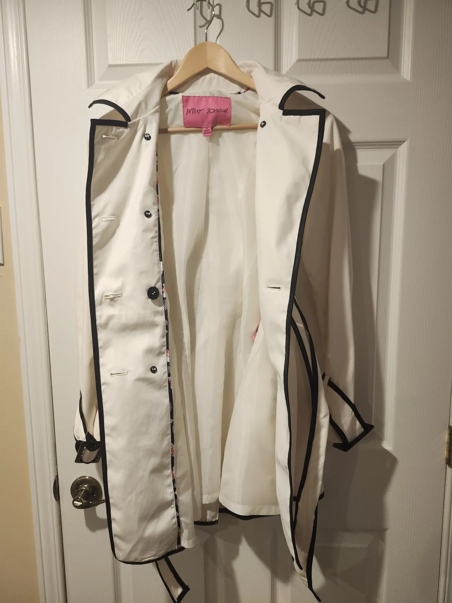 Image for Imperméable ivoire accent noir