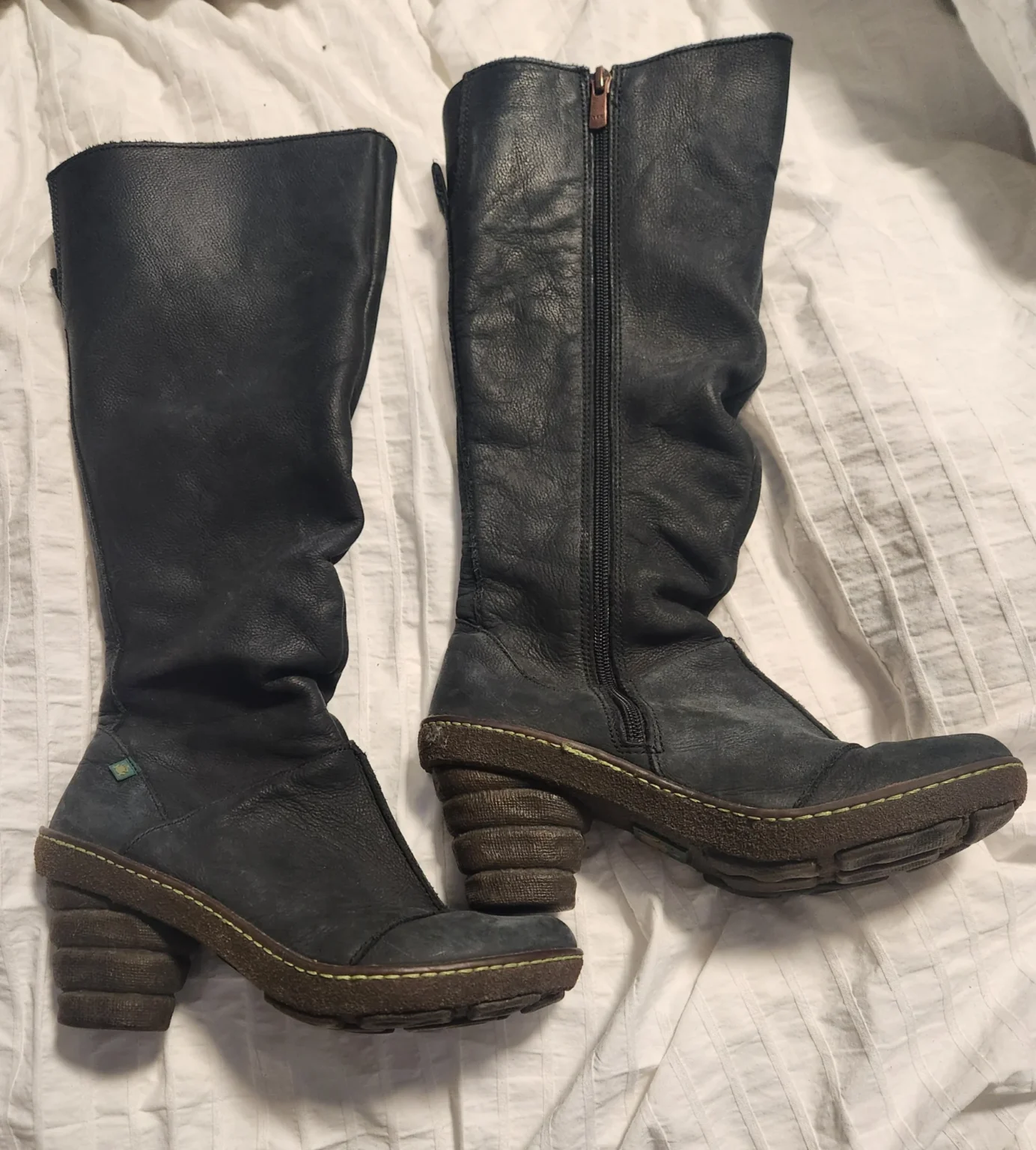Featured image for Bottes hautes noires