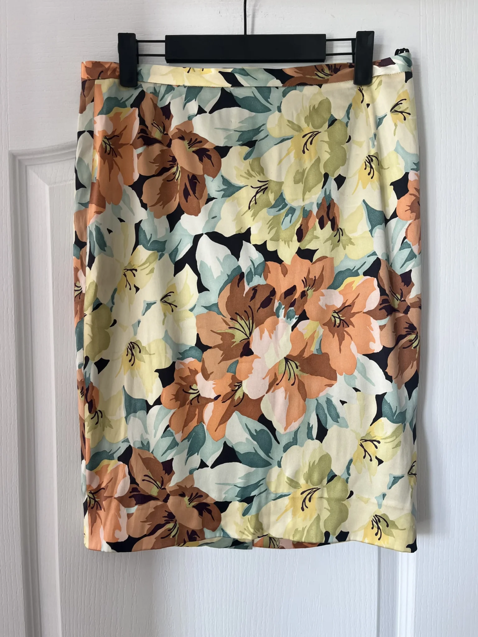 Featured image for Dolce Gabanna skirt size 40 floral pattern