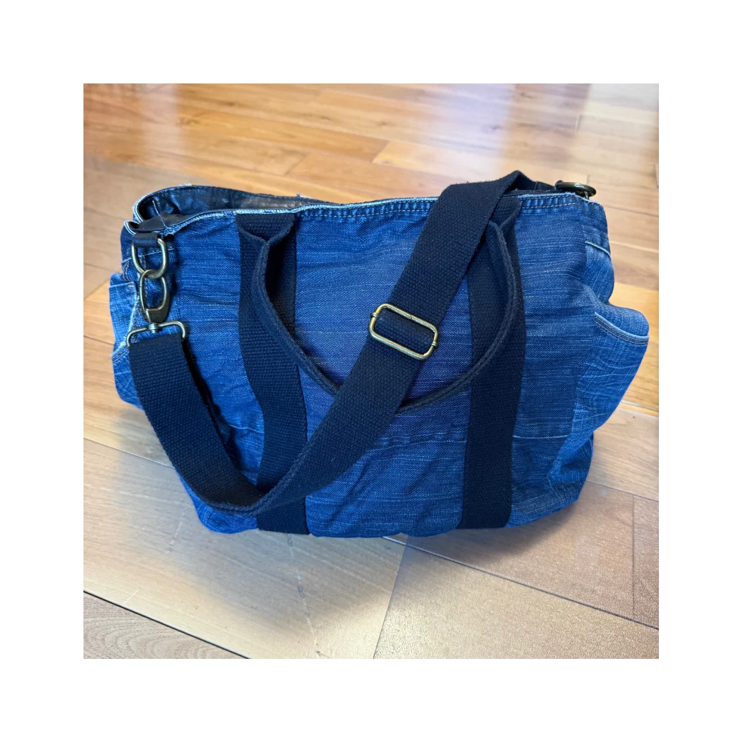 SacSac fourre-tout en denim élégant avec garnitures en cuir véritable et options de port polyvalentes. *Autre seconde main