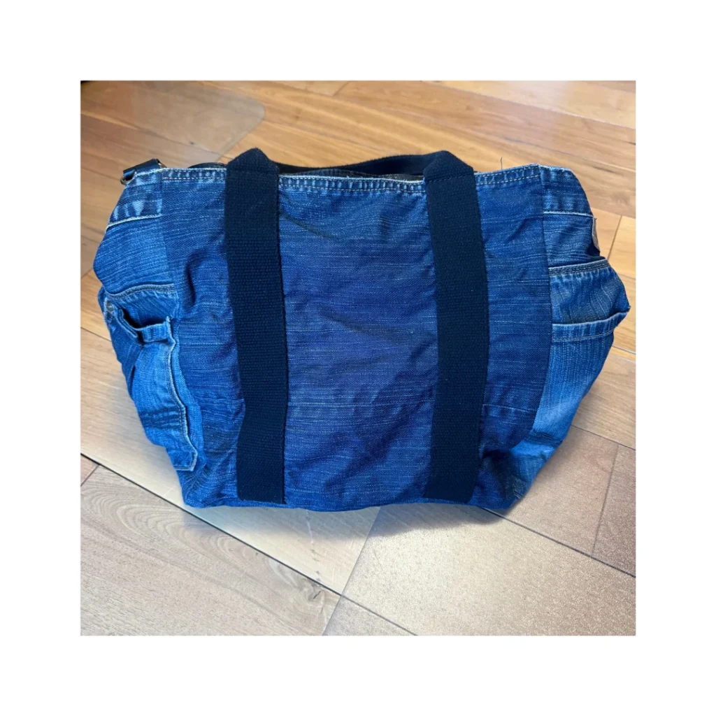 Image for SacSac fourre-tout en denim élégant avec garnitures en cuir véritable et options de port polyvalentes.