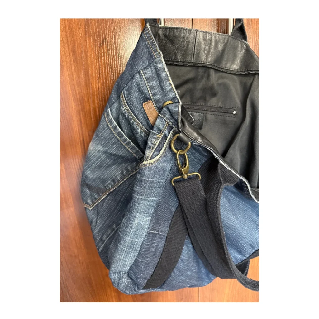 Image for SacSac fourre-tout en denim élégant avec garnitures en cuir véritable et options de port polyvalentes.