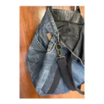 Thumbnail for SacSac fourre-tout en denim élégant avec garnitures en cuir véritable et options de port polyvalentes.