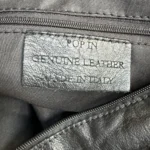 Thumbnail for SacSac fourre-tout en denim élégant avec garnitures en cuir véritable et options de port polyvalentes.
