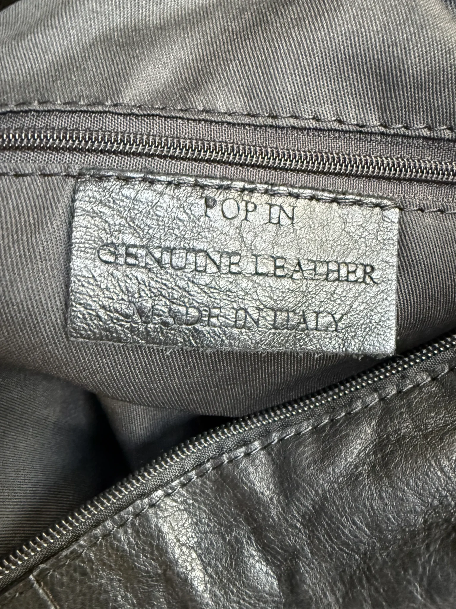 Image for SacSac fourre-tout en denim élégant avec garnitures en cuir véritable et options de port polyvalentes.