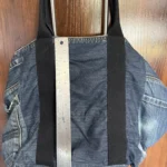 Thumbnail for SacSac fourre-tout en denim élégant avec garnitures en cuir véritable et options de port polyvalentes.