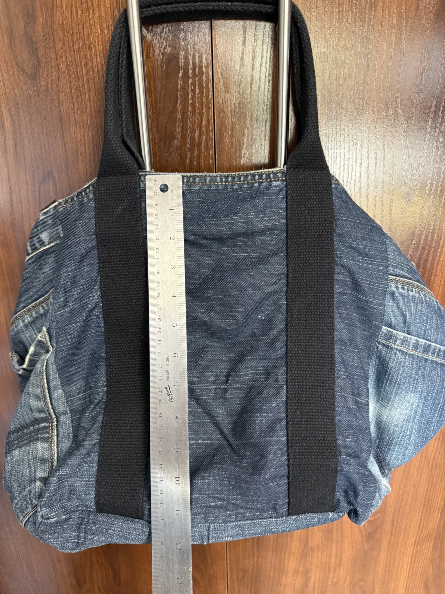 Image for SacSac fourre-tout en denim élégant avec garnitures en cuir véritable et options de port polyvalentes.