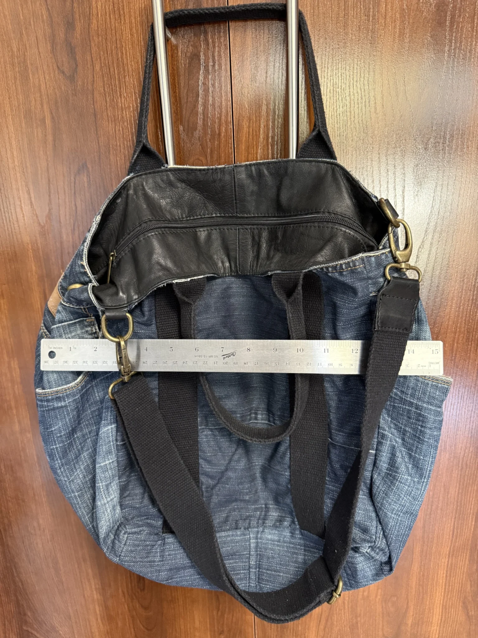 Image for SacSac fourre-tout en denim élégant avec garnitures en cuir véritable et options de port polyvalentes.