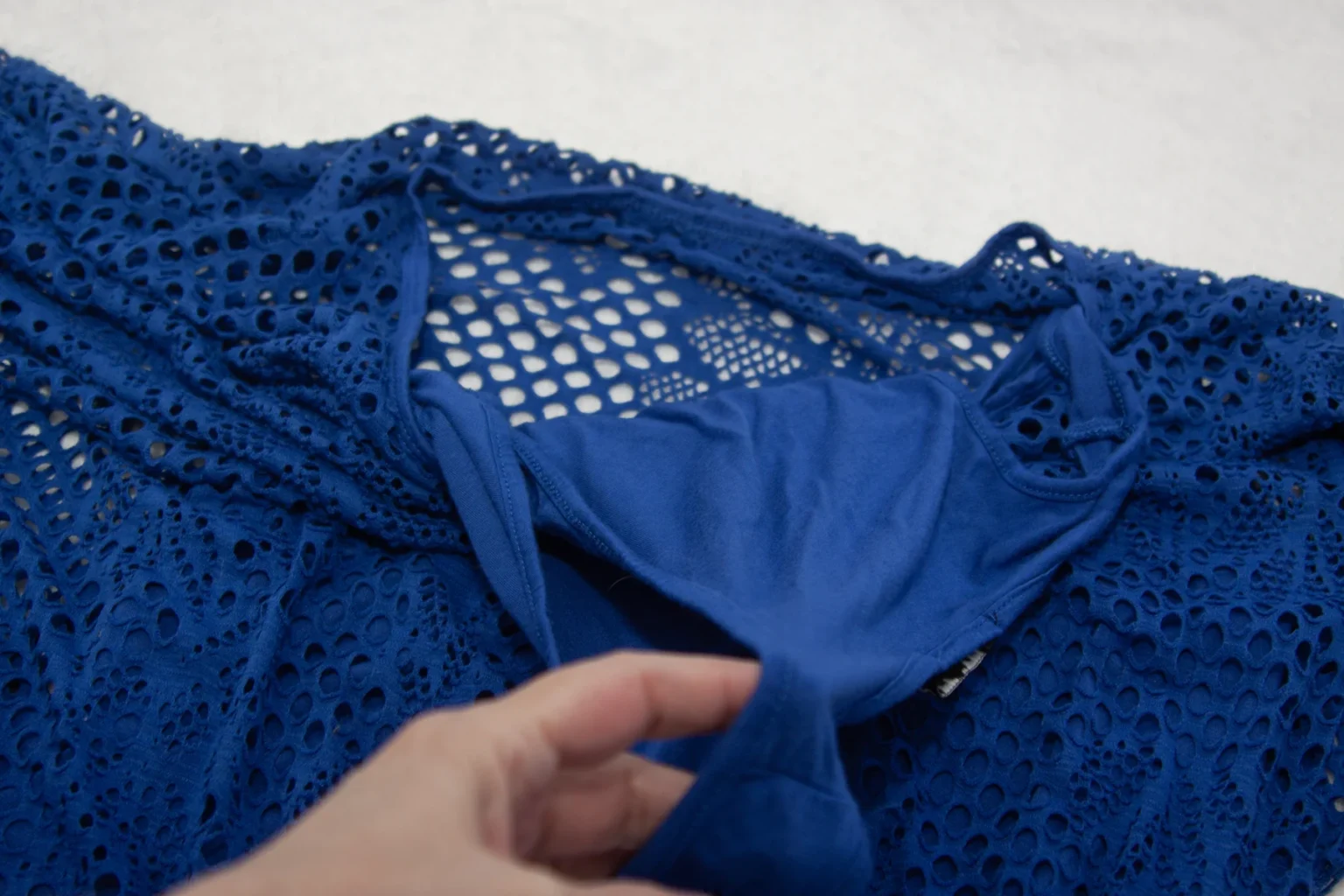 Image for Chandail en dentelle avec débardeur intégré