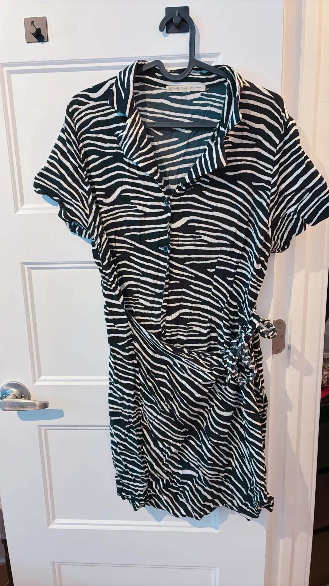 Featured image for Robe courte noire et blanche, zébré