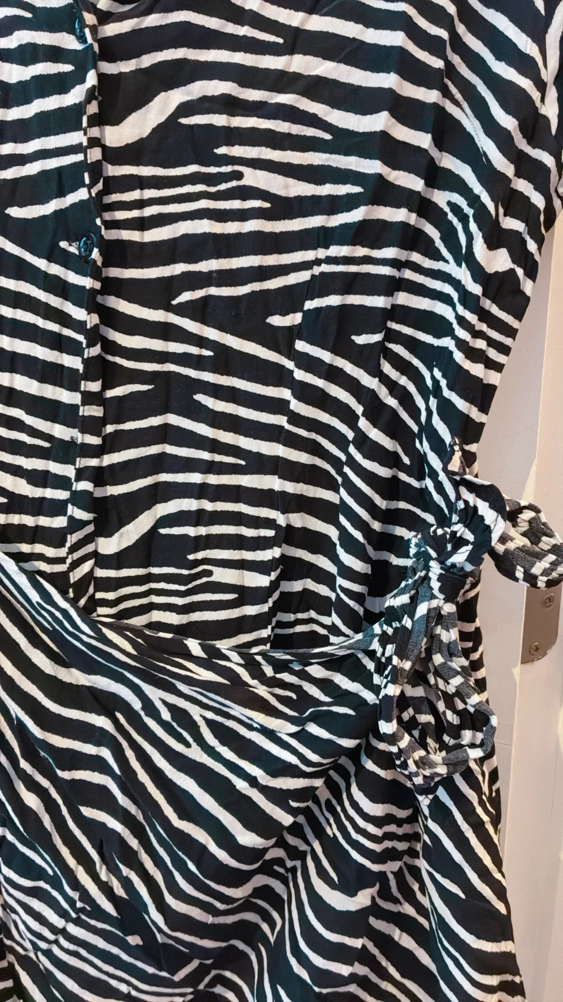 Image for Robe courte noire et blanche, zébré