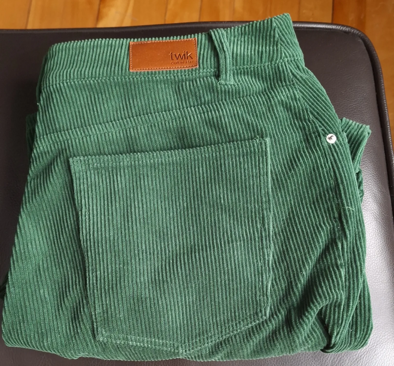 Featured image for Corduroy vert forêt coton bio coupe old school