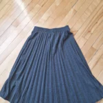 Thumbnail for Jupe midi à plis Womance taille élastique