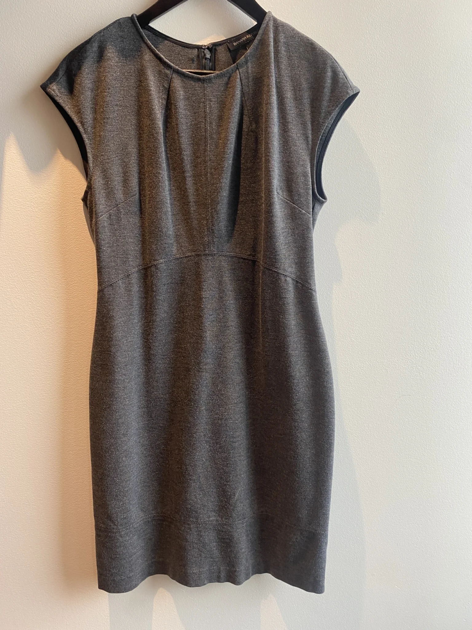 Featured image for Robe droite gris foncé