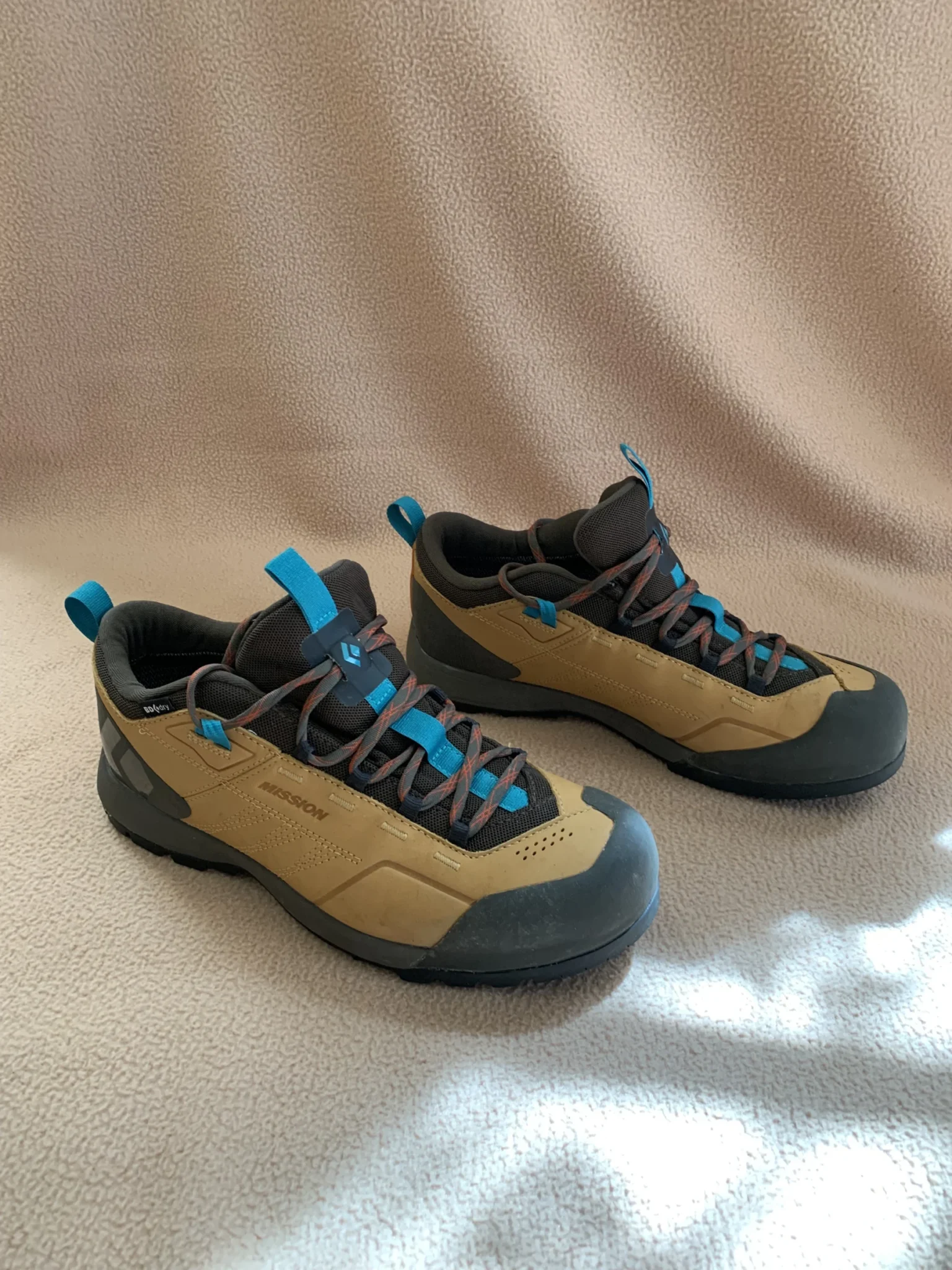 Featured image for BLACK DIAMOND Men's Approach Mission waterproof mid-high leather shoe