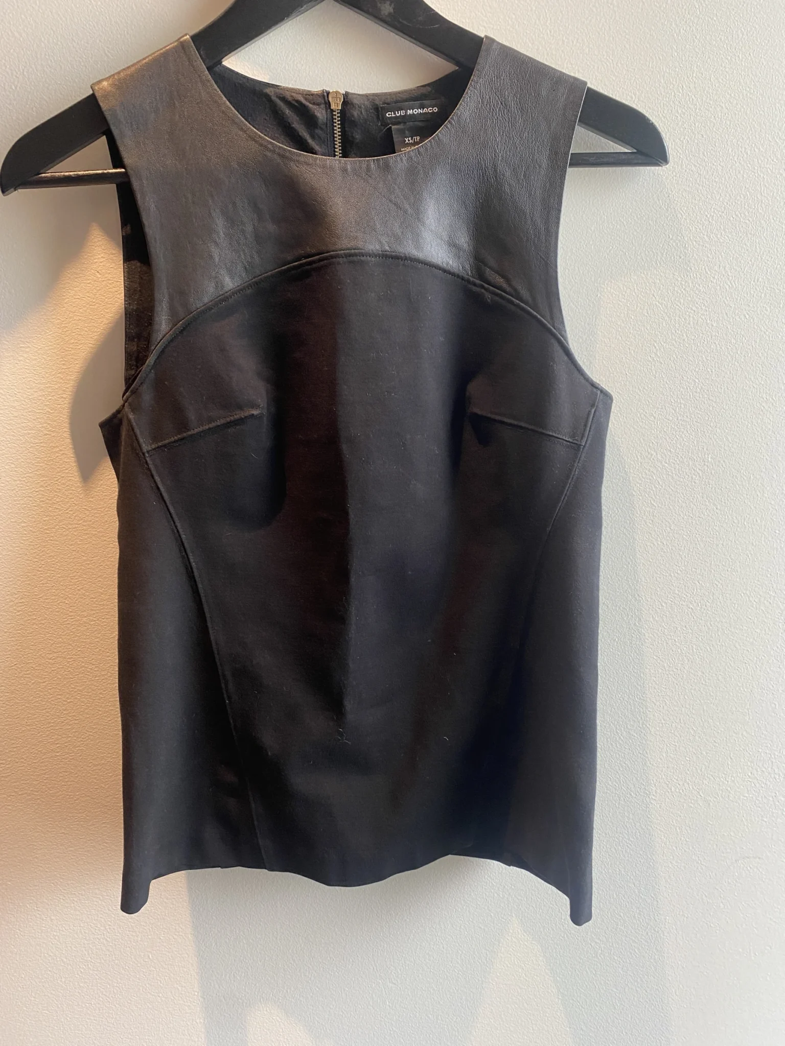 Featured image for Haut sans manche avec avec empiècement en cuir