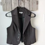 Featured thumbnail for Veste sans manche Ann Taylor