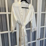 Featured thumbnail for Peignoir élégant avec dentelle blanche