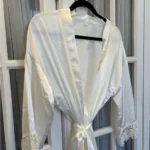 Thumbnail for Peignoir élégant avec dentelle blanche
