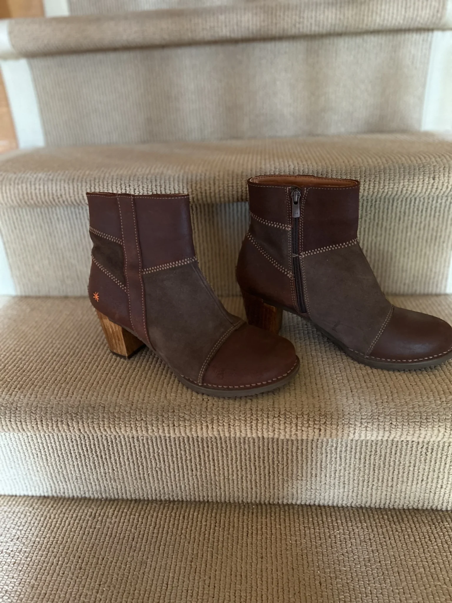 Featured image for Bottillons ART hauteur cheville très jolis. Talons de bois