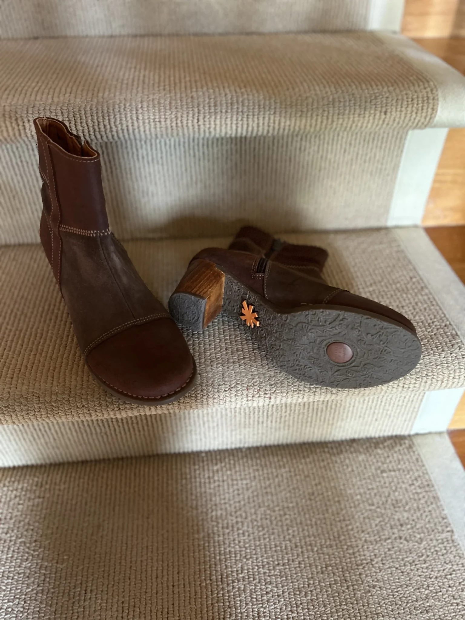 Image for Bottillons ART hauteur cheville très jolis. Talons de bois