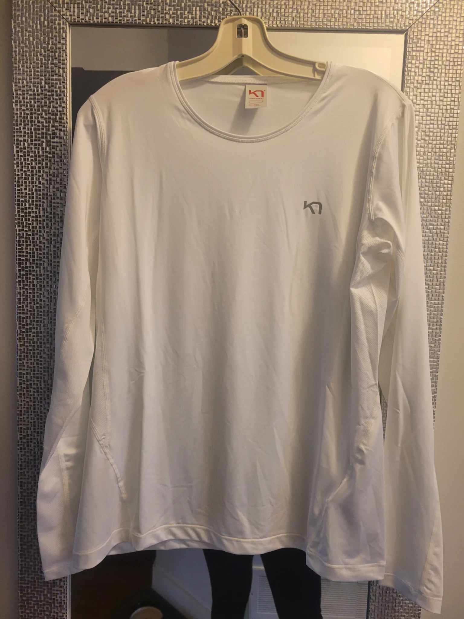 Featured image for Haut de sport blanc à manches longues Kari Traa