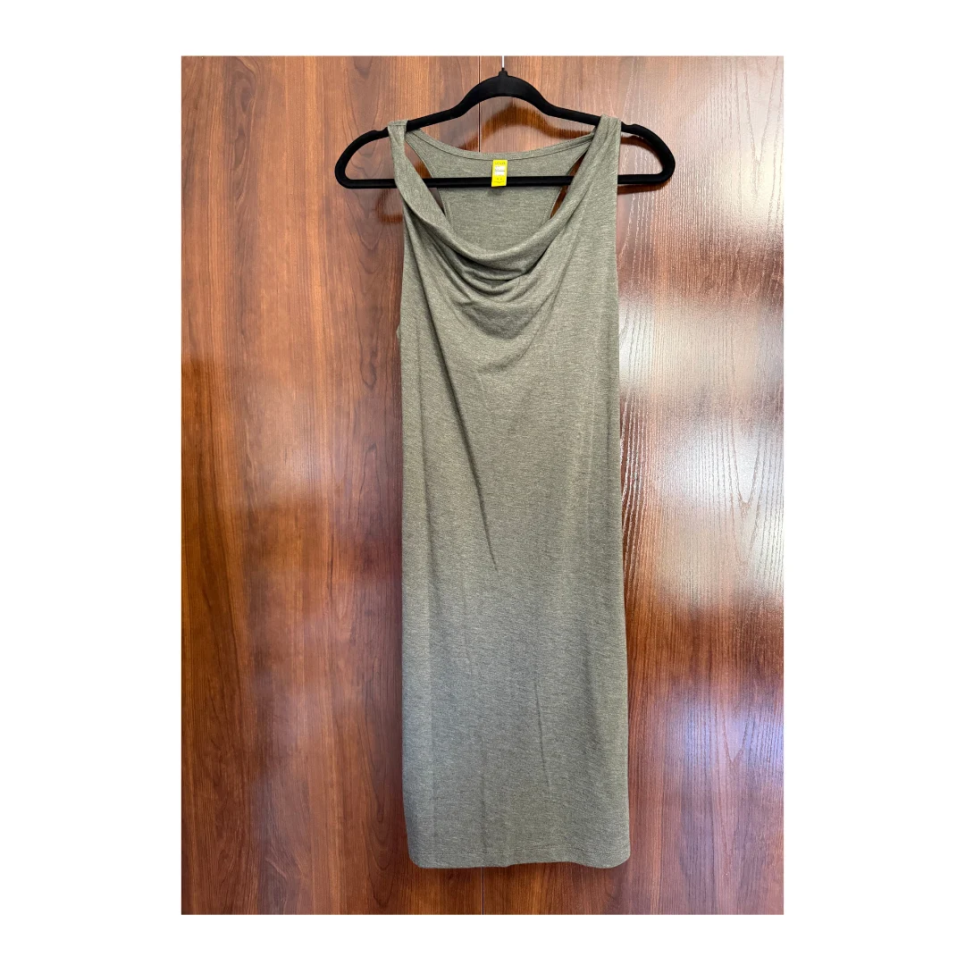 Robe Lolë vert kaki sans manches – robe midi confortable col drapé taille M Lolë seconde main