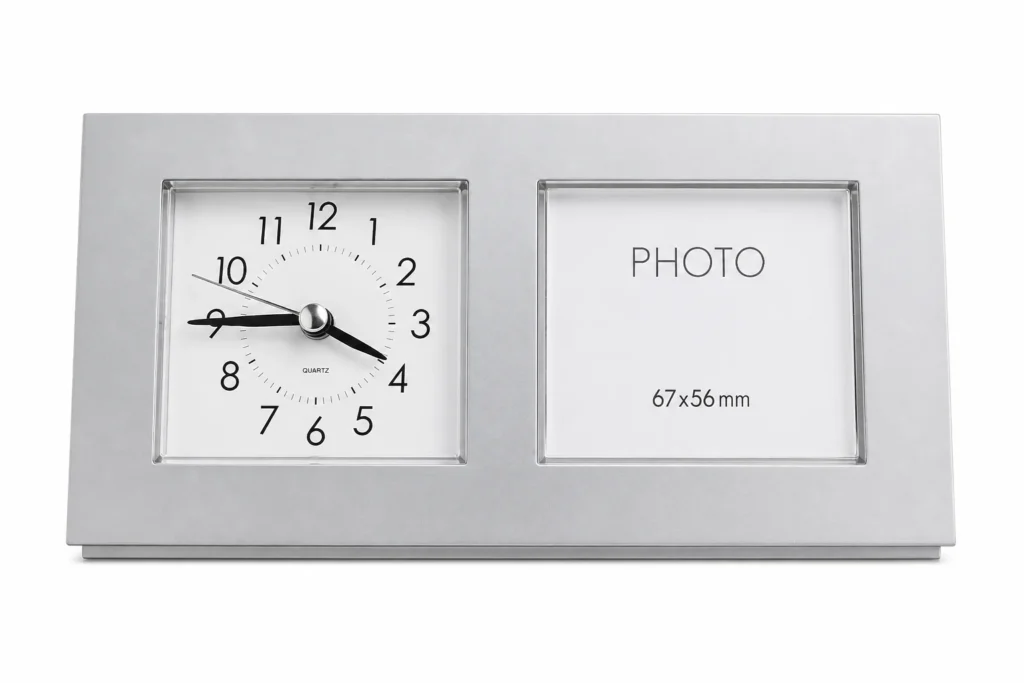 Featured image for Horloge Quartz Design Argentée avec Cadre Photo Intégré 67x56 mm