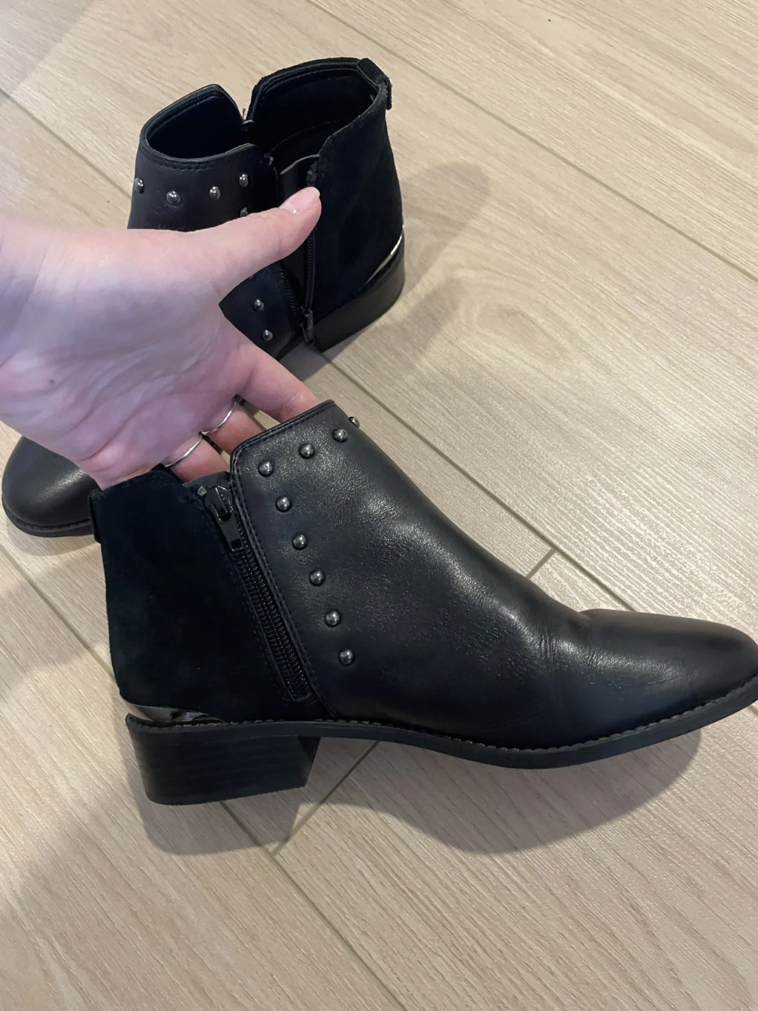 Featured image for Bottillons neufs cuir et suède