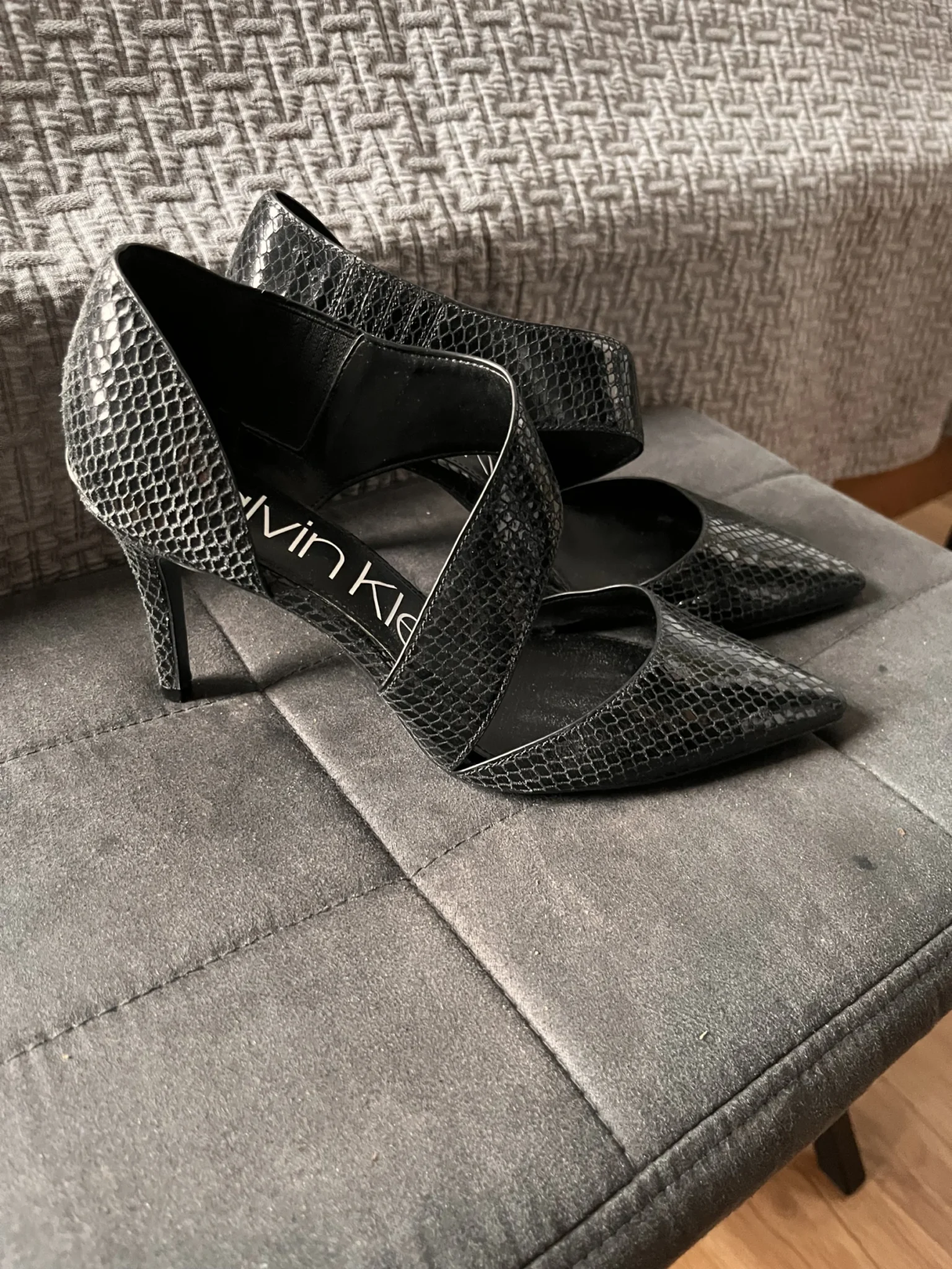 Featured image for Escarpins noirs croco Calvin Klein