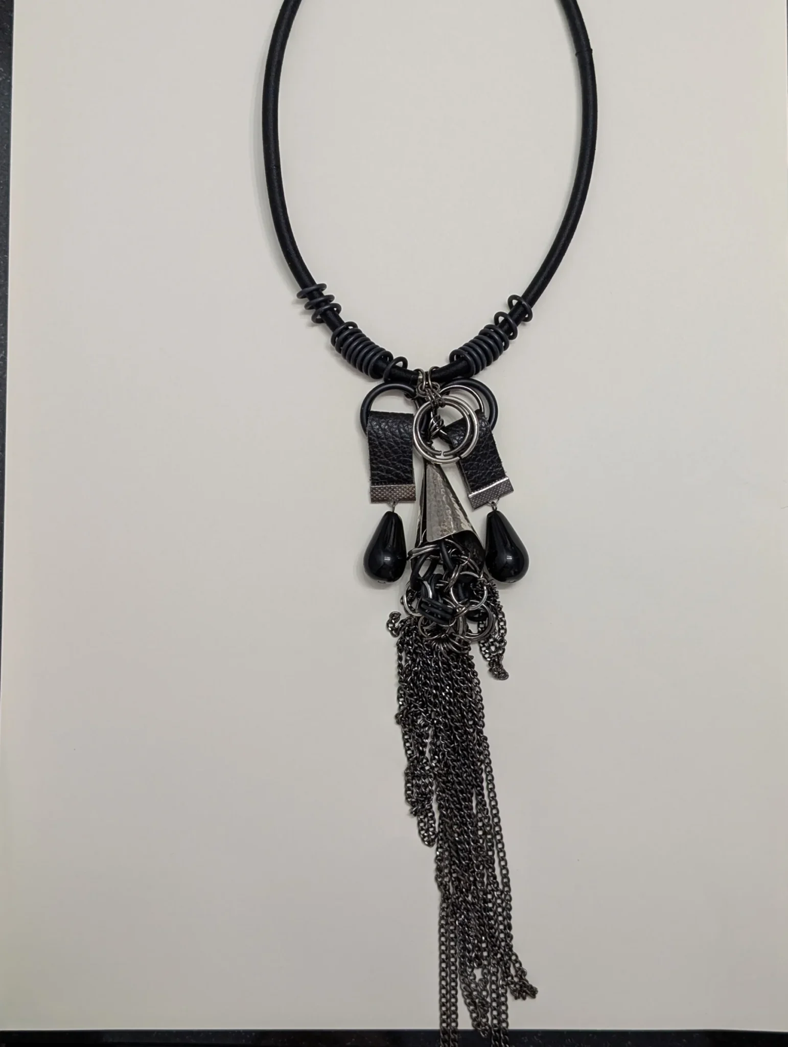 Featured image for Collier Miss Cocotte avec cône métallique