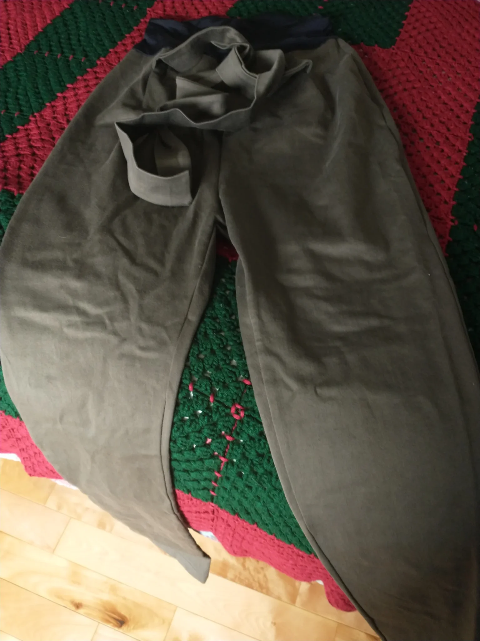 Featured image for Pantalons verts Lait de Poule