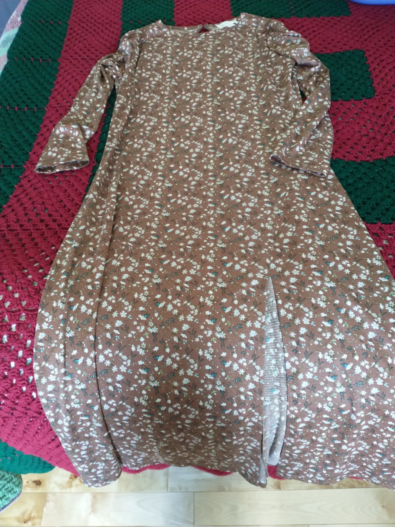 Featured image for Robe fleurie brune à fente Womance