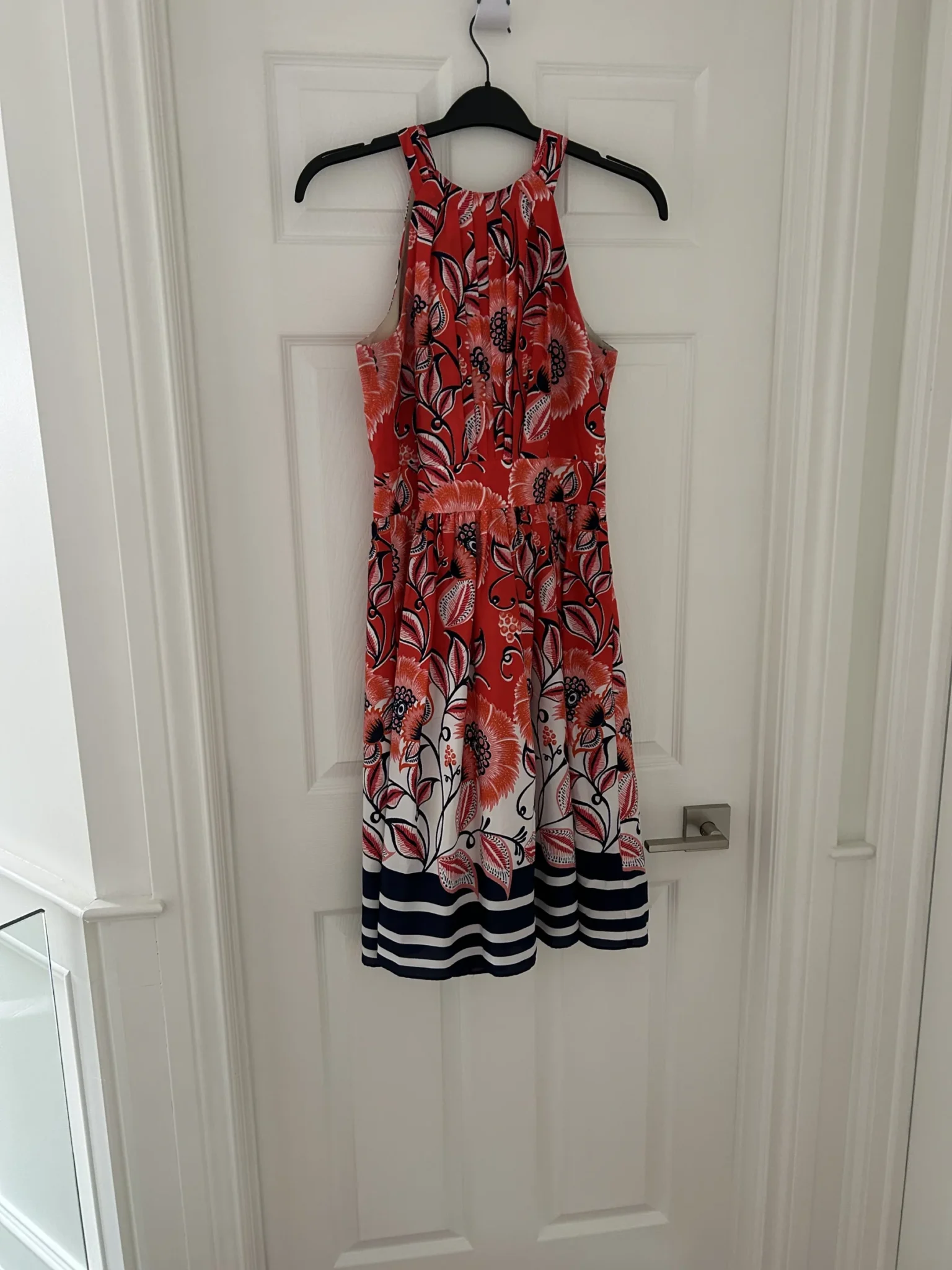 Featured image for Robe a fleurs rouges