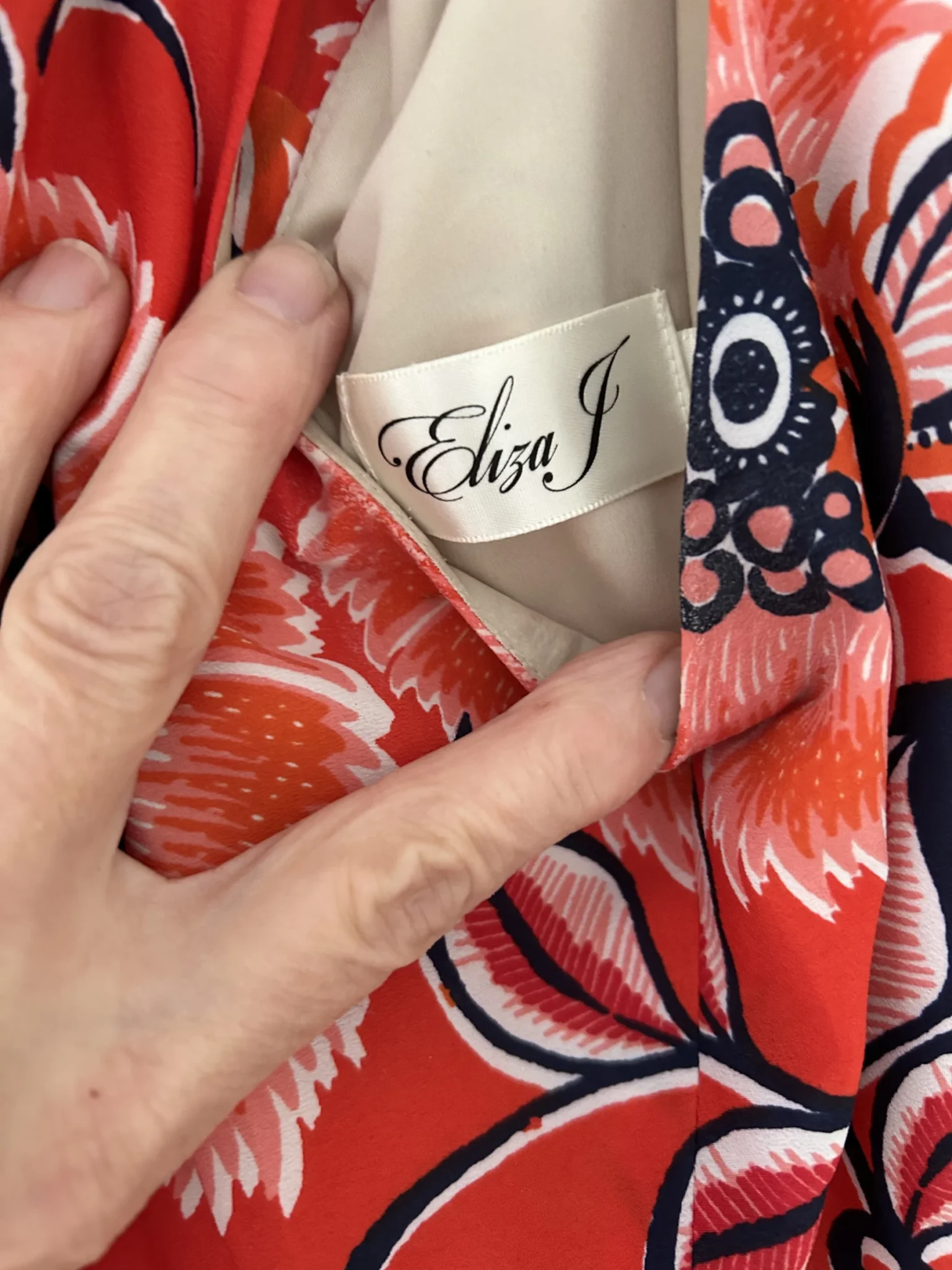 Image for Robe a fleurs rouges